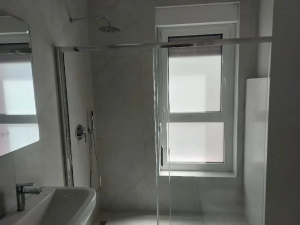 Tirane, jepet me qera apartament 2+1+Ballkon Kati 4, 90 m² 500 € (ALI DEMI)