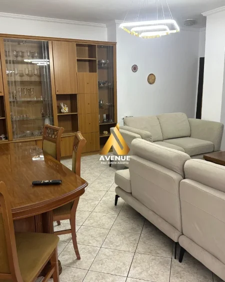Tirane, jepet me qera apartament 3+1 Kati 5, 110 m² 750 € (Rruga Siri Kodra)