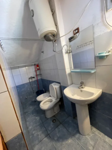 Tirane, jepet me qera shtepi 1+1 Kati 1, (Rruga Bajram Allaraj)