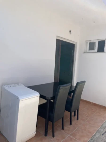 Tirane, jepet me qera shtepi 1+1 Kati 1, (Rruga Bajram Allaraj)