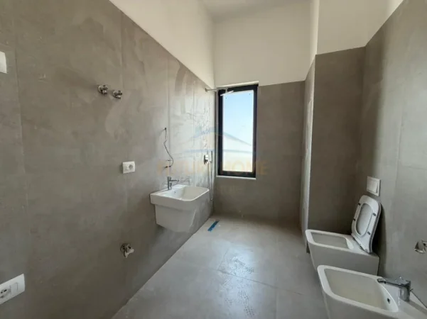 shitet apartament+verande | Penthouse 3+1+Ballkon Kati 13, 133 m² 399.000 € (Rruga e Barrikadave, Tiranë.)