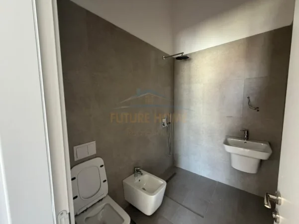 shitet apartament+verande | Penthouse 3+1+Ballkon Kati 13, 133 m² 399.000 € (Rruga e Barrikadave, Tiranë.)