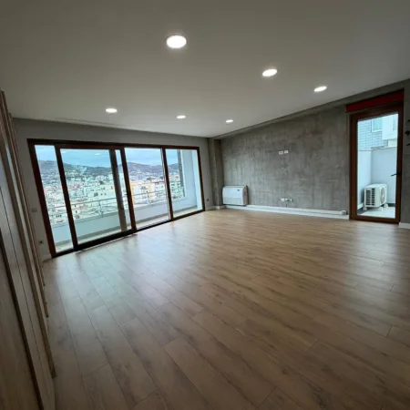 Tirane, jepet me qera zyre Kati 6, 200 m² 2.500 € (Kompleksi delijorgji)
