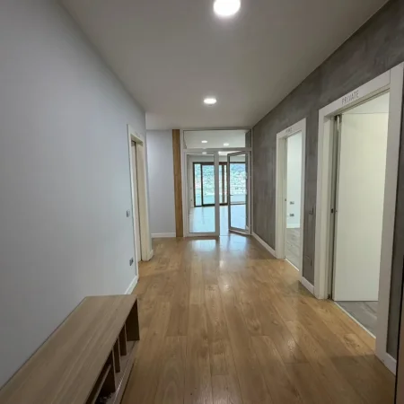 Tirane, jepet me qera zyre Kati 6, 200 m² 2.500 € (Kompleksi delijorgji)