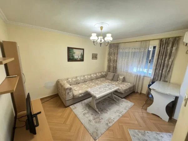 Tirane, jepet me qera apartament 1+1 Kati 4, 500 €