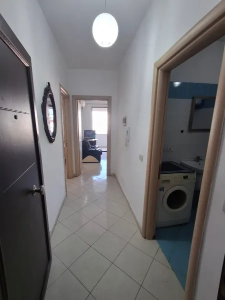 Tirane, jepet me qera apartament 1+1+Ballkon Kati 8, 65 m² 380 €