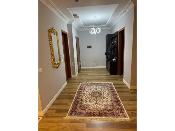 Tirane, jepet me qera apartament 2+1+Ballkon Kati 5, 115 m² 600 € (yzberisht)