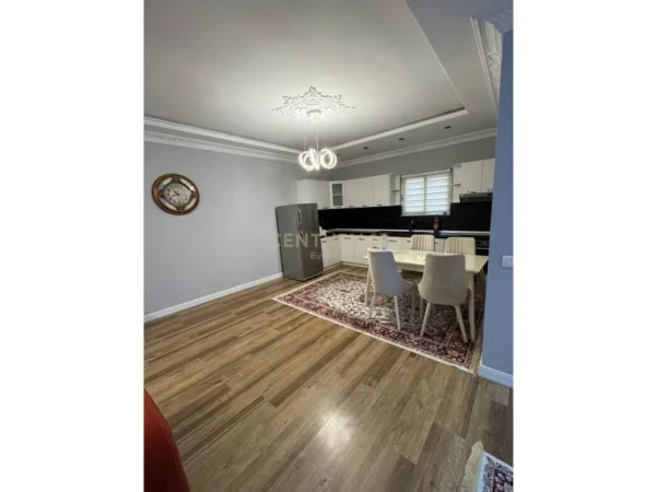 Tirane, jepet me qera apartament 2+1+Ballkon Kati 5, 115 m² 600 € (yzberisht)