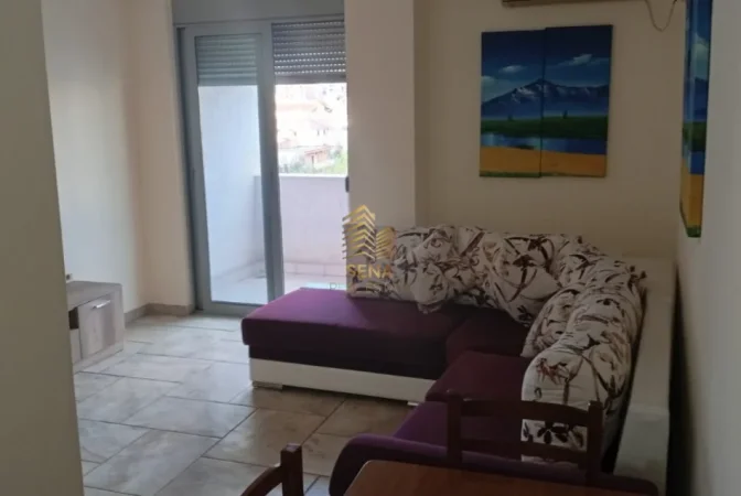 Tirane, jepet me qera apartament 1+1+Ballkon Kati 4, 60 m² 380 € (Yzberisht)