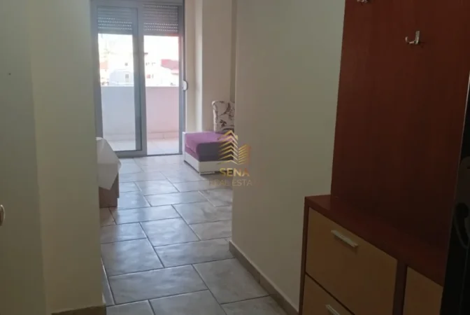 Tirane, jepet me qera apartament 1+1+Ballkon Kati 4, 60 m² 380 € (Yzberisht)