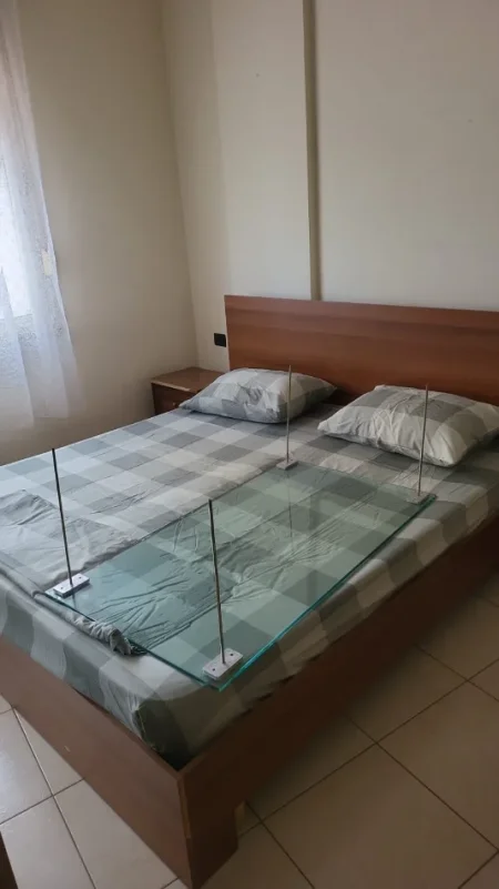 Tirane, jepet me qera apartament 1+1+Ballkon Kati 3, 65 m² 400 € 