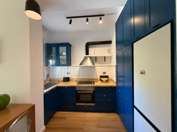 Tirane, jepet me qera apartament 2+1 Kati 3, 105 m² 900 € (Liqeni i Thate)