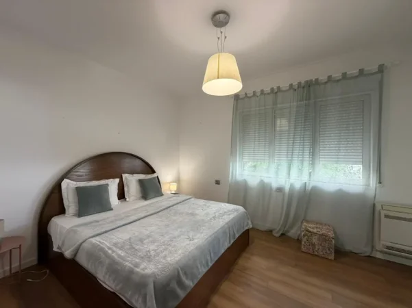 Tirane, jepet me qera apartament 2+1 Kati 3, 105 m² 900 € (Liqeni i Thate)