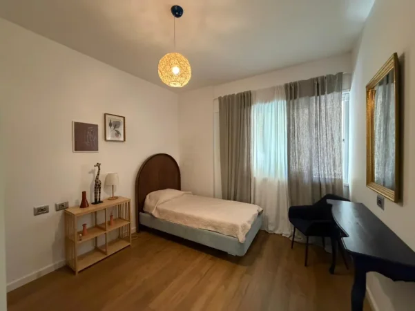 Tirane, jepet me qera apartament 2+1 Kati 3, 105 m² 900 € (Liqeni i Thate)