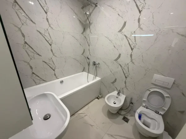 Tirane, jepet me qera apartament 2+1 Kati 3, 105 m² 900 € (Liqeni i Thate)