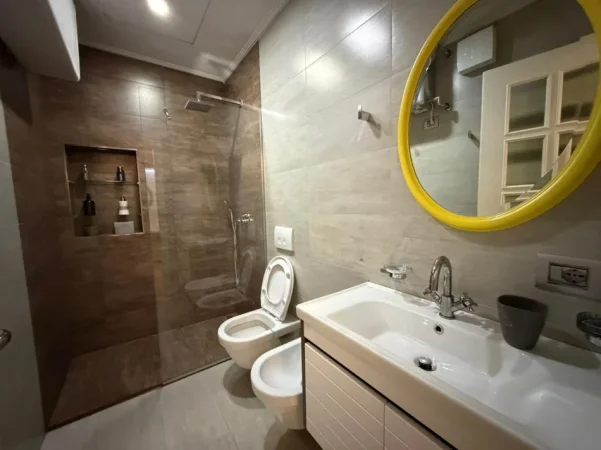 Tirane, jepet me qera apartament 2+1 Kati 3, 105 m² 900 € (Liqeni i Thate)