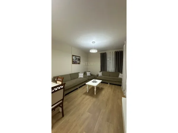 Tirane, jepet me qera apartament 1+1 Kati 3, 70 m² 550 € (5 maji)