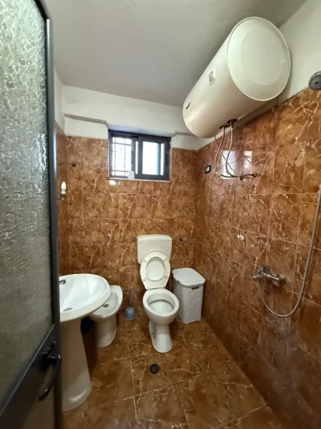 Tirane, jepet me qera apartament 1+1 Kati 1, 65 m² 300 € (Astir)