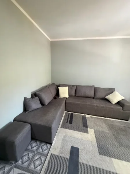 Shqiperi, jepet me qera apartament 1+1 Kati 2, 50 m² 400 € (Laprake)