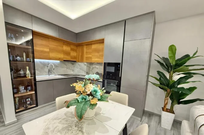 Shqiperi, jepet me qera apartament 2+1 Kati 4, 90 m² 550 € (FRESK)