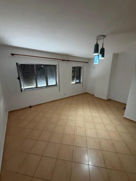 Tirane, jepet me qera apartament 2+1+Ballkon Kati 3, 