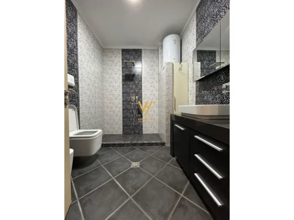 Tirane, jepet me qera apartament 1+1+Ballkon Kati 7, 70 m² 570 € (KOMUNA E PARISIT)