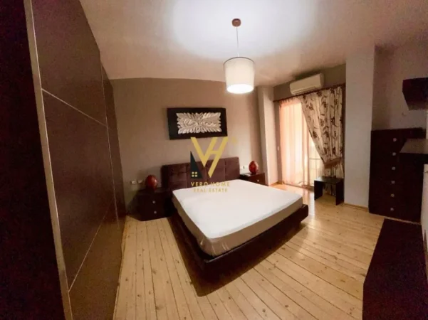 Tirane, jepet me qera apartament 1+1+Ballkon Kati 7, 70 m² 570 € (KOMUNA E PARISIT)