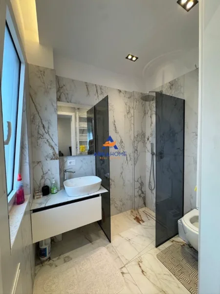 Tirane, jepet me qera apartament 1+1+Ballkon Kati 9, 50 m² 682 € 