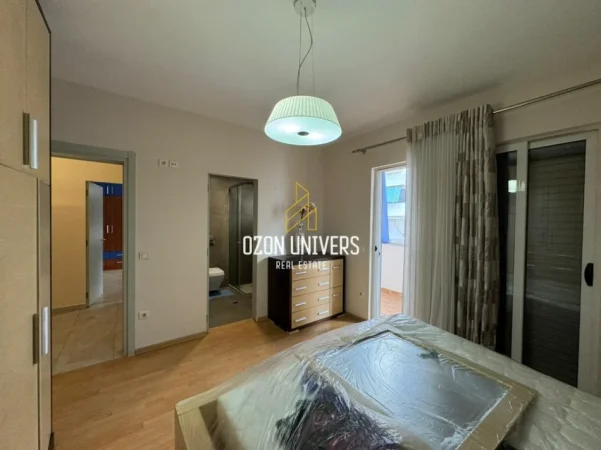 Tirane, jepet me qera apartament 2+1+Ballkon Kati 7, 127 m² 1.000 € (Komuna e Parisit)