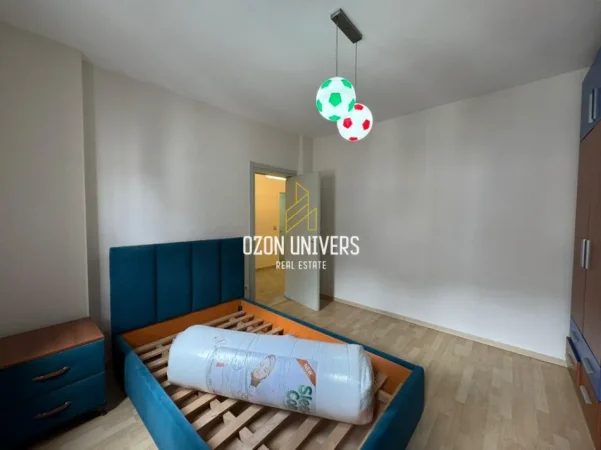 Tirane, jepet me qera apartament 2+1+Ballkon Kati 7, 127 m² 1.000 € (Komuna e Parisit)
