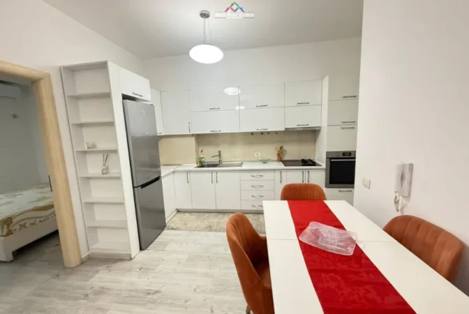 Tirane, jepet me qera apartament 2+1 , 86 m² 700 € (pazari i ri)
