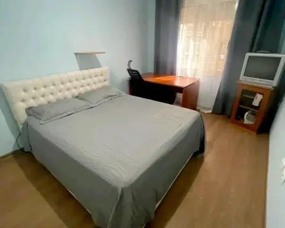 Tirane, jepet me qera apartament 2+1+Aneks+Ballkon Kati 1, 80 m² 400 € (fresku)