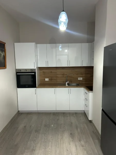 Tirane, jepet me qera apartament 1+1 Kati 3, 67 m² 600 € (Xhamlliku)