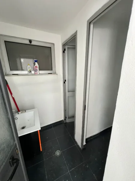Tirane, jepet me qera dyqan Kati 0, 140 m² 1.050 € (Rruga 7 Nentori)