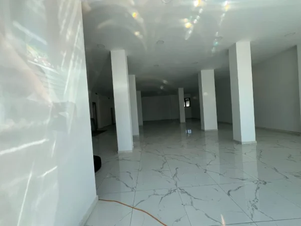 Tirane, jepet me qera dyqan Kati 0, 140 m² 1.050 € (Rruga 7 Nentori)