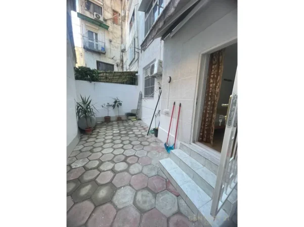 Tirane, jepet me qera apartament 1+1 Kati 1, 48 m² 600 € (pazari i ri)