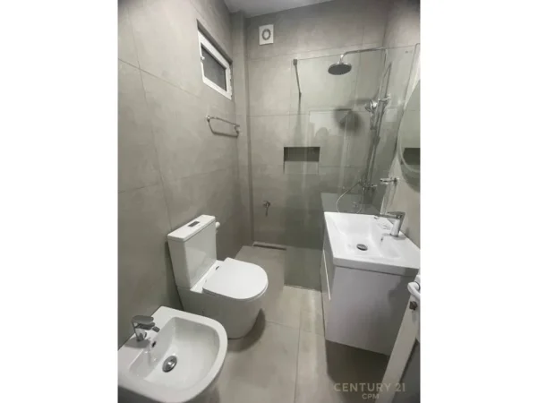 Tirane, jepet me qera apartament 1+1 Kati 1, 48 m² 600 € (pazari i ri)