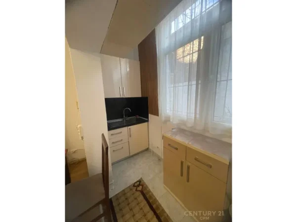 Tirane, jepet me qera apartament 1+1 Kati 1, 48 m² 600 € (pazari i ri)