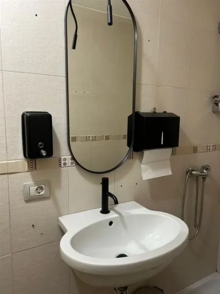 Tirane, jepet me qera zyre Kati 1, 220 m² 250.000 € (PAZARI I RI)