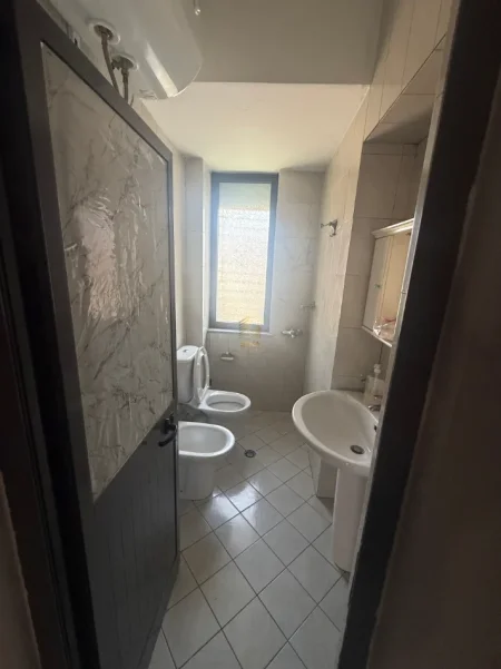 Tirane, jepet me qera ambjent biznesi Kati 2, 65 m² 600 € 