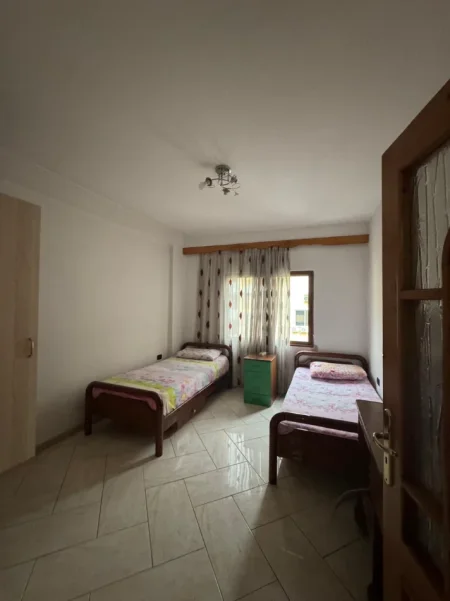 Tirane, jepet me qera apartament 2+1 Kati 4, 85 m² 450 € 