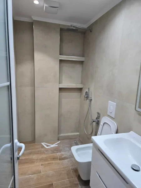 Tirane, shes apartament 1+1 Kati 3, 50 m² 115.000 € (Rruga sali Nivica)