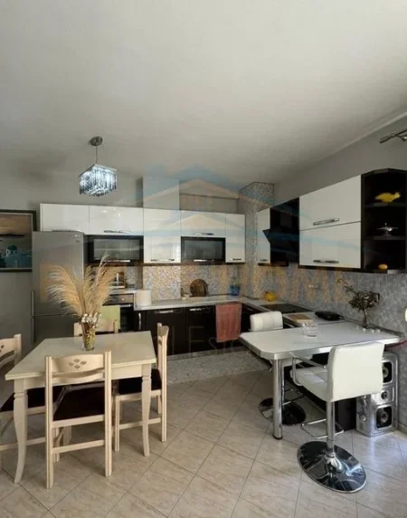 Tirane, jepet me qera apartament 1+1 , 71 m² 400 € (fresku)