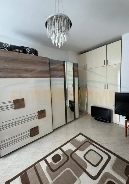 Tirane, jepet me qera apartament 1+1 , 71 m² 400 € (fresku)