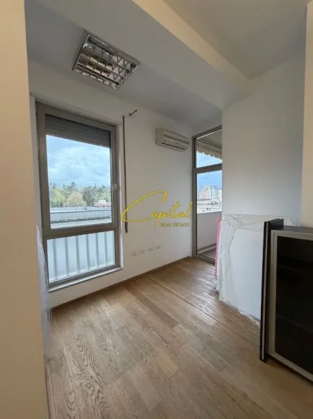 Tirane, jepet me qera zyre Kati 4, 132 m² 2.000 € (ISH BLLOKU)