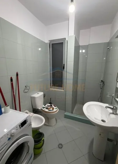 Tirane, jepet me qera apartament 1+1 Kati 3, 55 m² 400 € (Unaza e re)