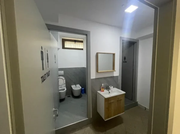 Tirane, jepet me qera zyre Kati 0, 163 m² 1.700 € (PAZARII RI)