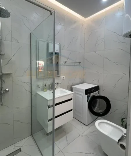 Tirane, jepet me qera apartament 1+1 , 71 m² 900 € (Rruga e Kosovarëve)