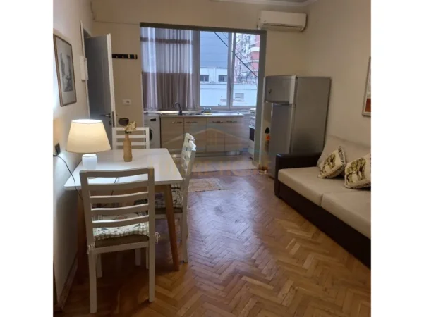 Tirane, jepet me qera apartament 1+1 Kati 2, 60 m² 600 € (Myslym Shyri)