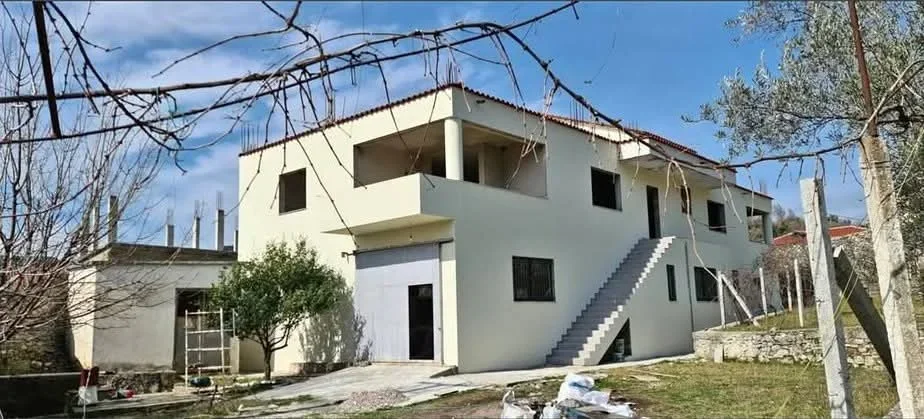 Tirane, shitet truall , 3.000 m² 570.000 € (rruga e arberit)